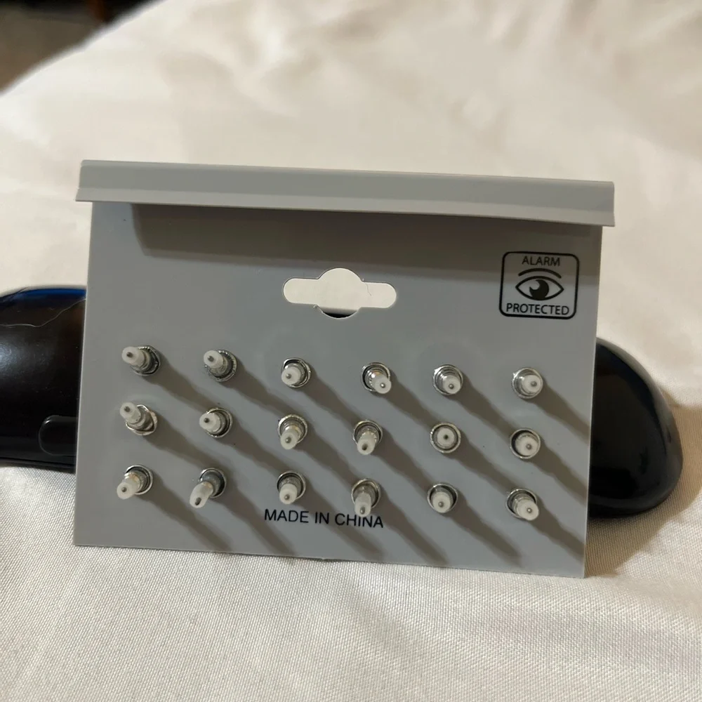 ⭐️ Brand New 9 Pack of Post Back Earrings - Picture 4 of 4